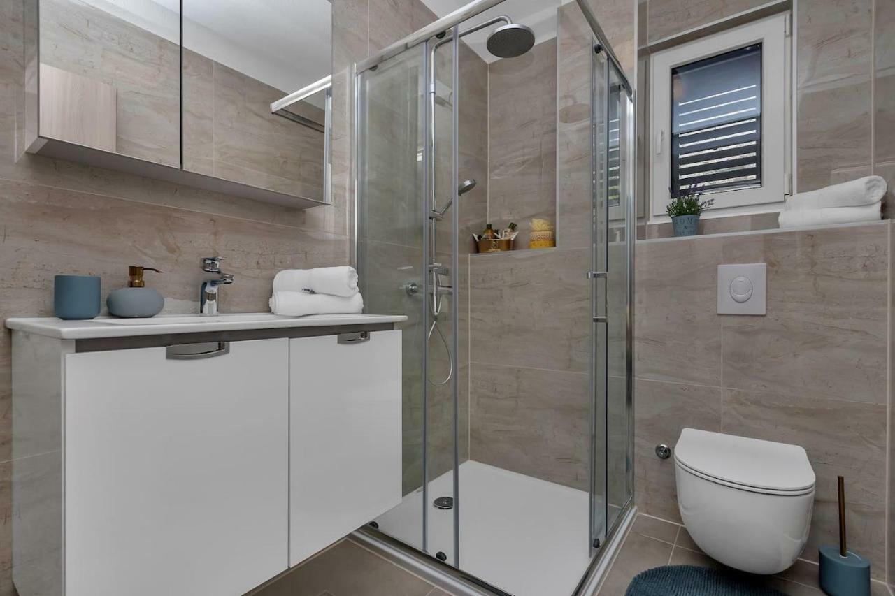 Charming Apartment Tissa With Sea View Makarska Eksteriør billede