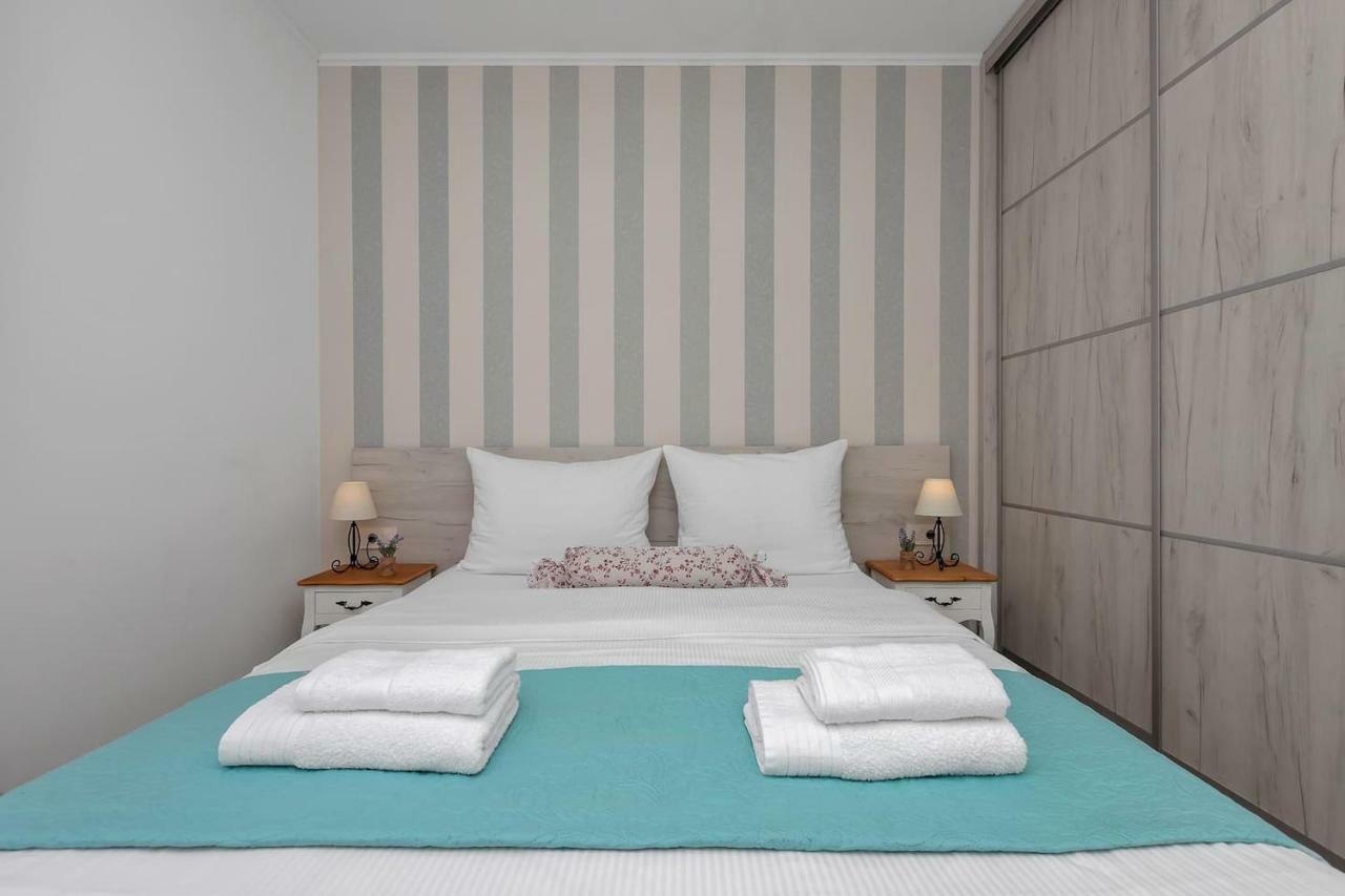Charming Apartment Tissa With Sea View Makarska Eksteriør billede